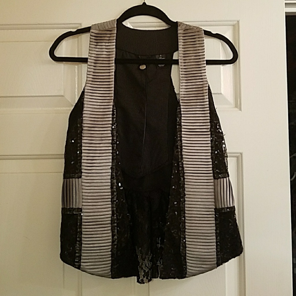 Bke sequence and ruffled fashion vest